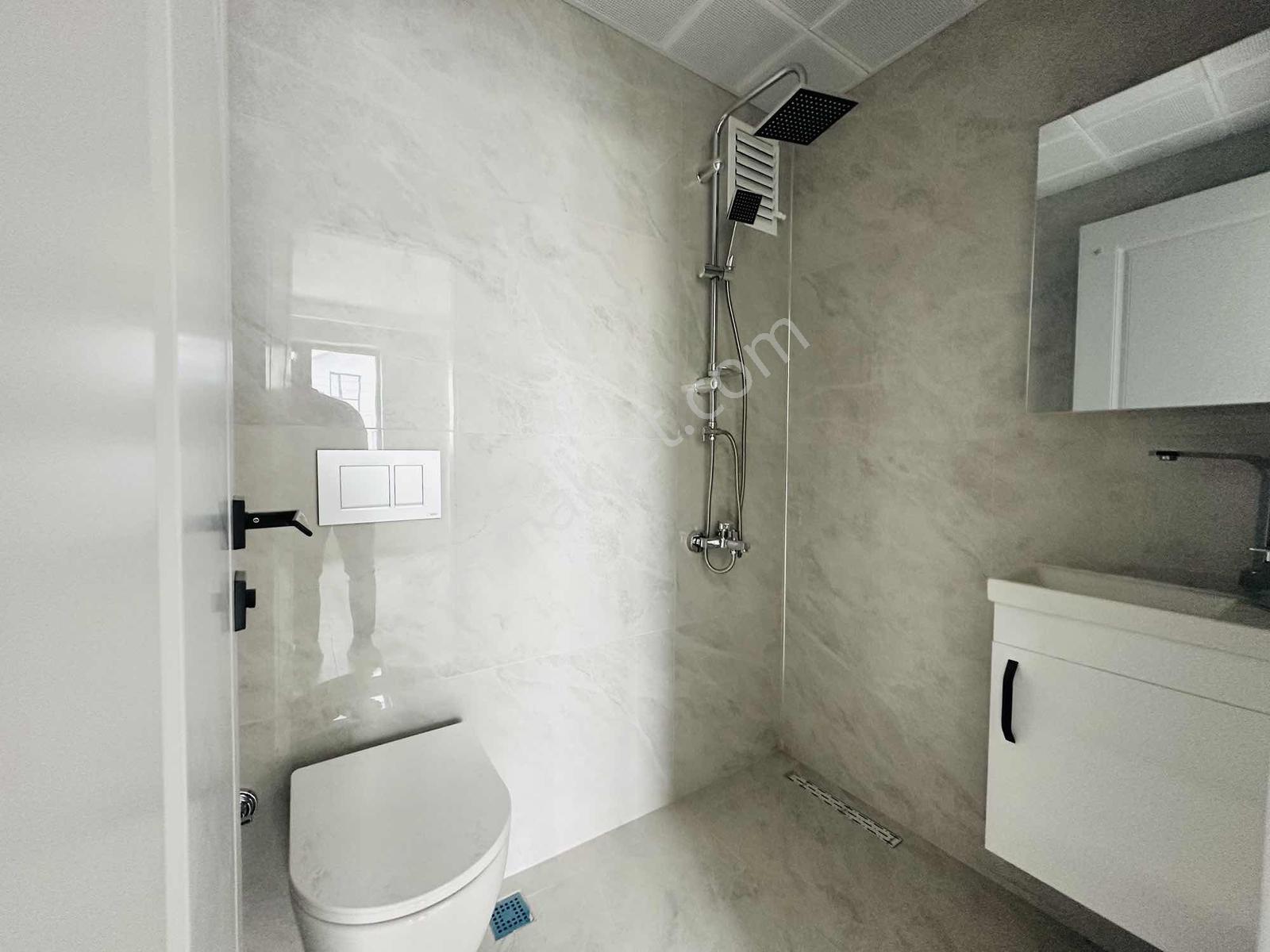 Alaçatıdan Bulvar Dibi Arakatta Ebeveyn Banyolu Düz 2+1 — fotoğraf 25