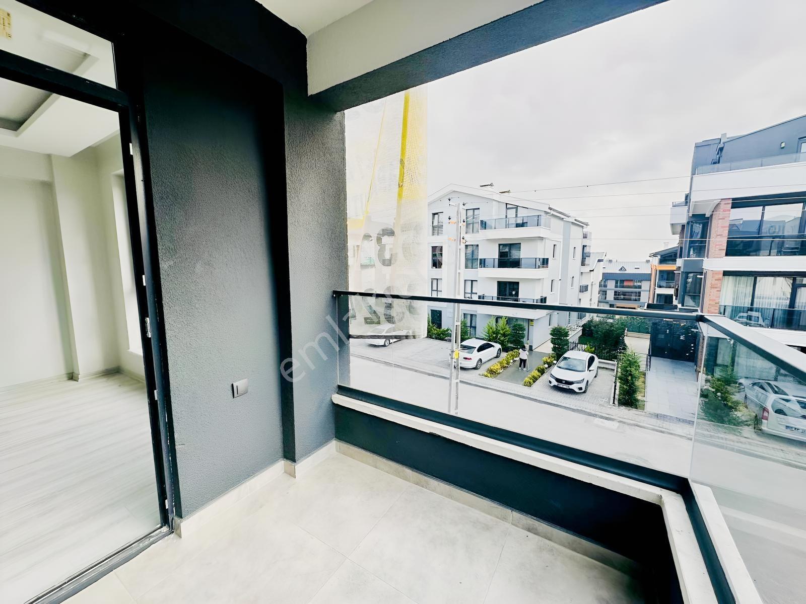 Alaçatıdan Bulvar Dibi Arakatta Ebeveyn Banyolu Düz 2+1 — fotoğraf 29