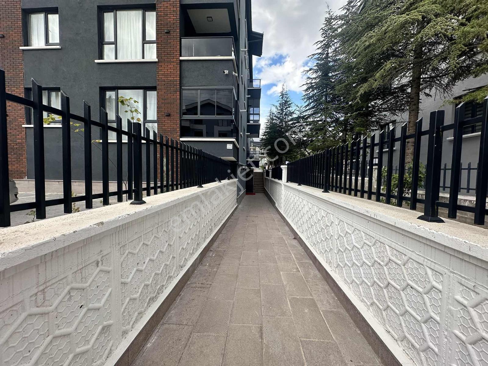 Alaçatıdan Bulvar Dibi Arakatta Ebeveyn Banyolu Düz 2+1 — fotoğraf 31