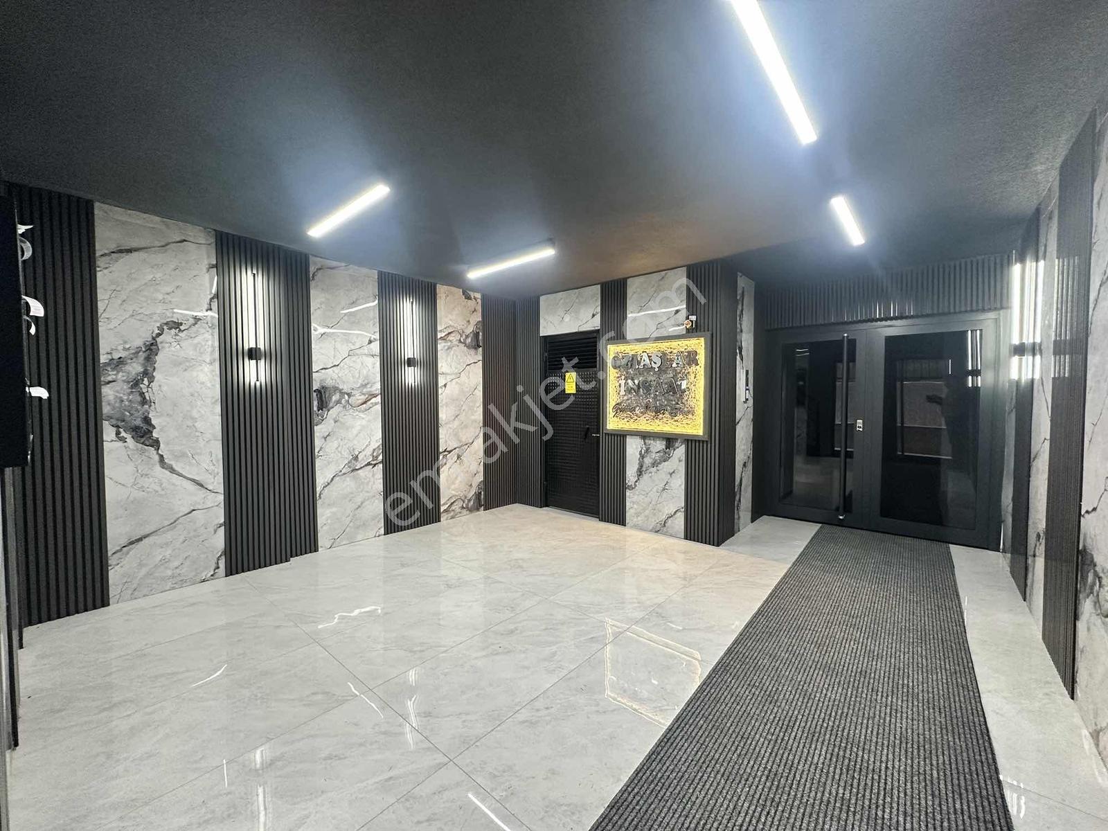 Alaçatıdan Bulvar Dibi Arakatta Ebeveyn Banyolu Düz 2+1 — fotoğraf 32