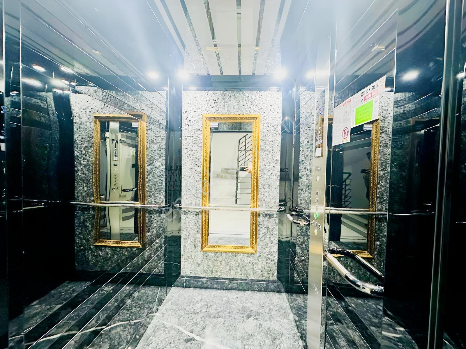 Alaçatıdan Bulvar Dibi Arakatta Ebeveyn Banyolu Düz 2+1 — fotoğraf 35