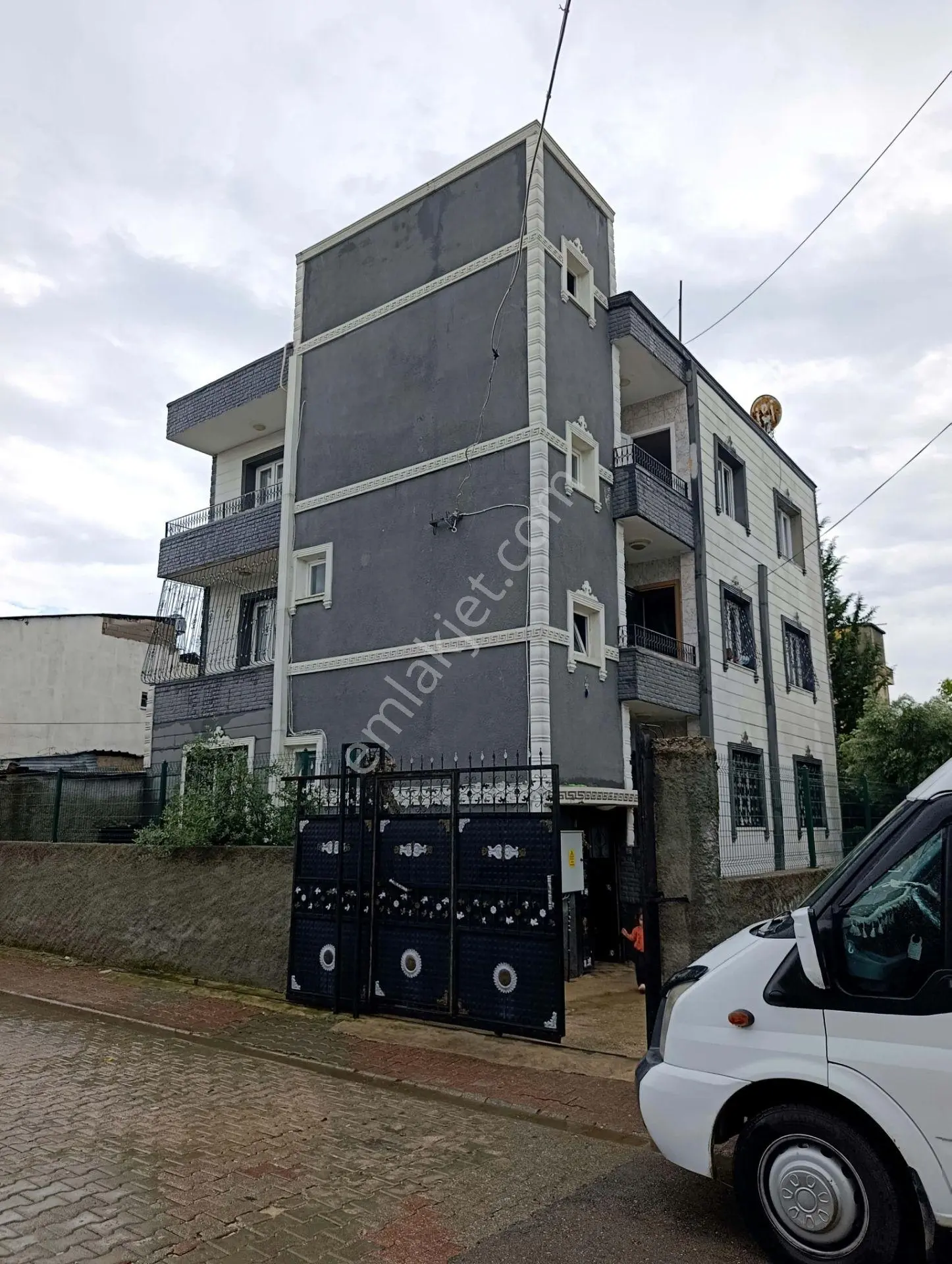 Çınar Emlak'Tan Fsm Mh Satılık 3 Katlı Müstakil 2+1 Daire