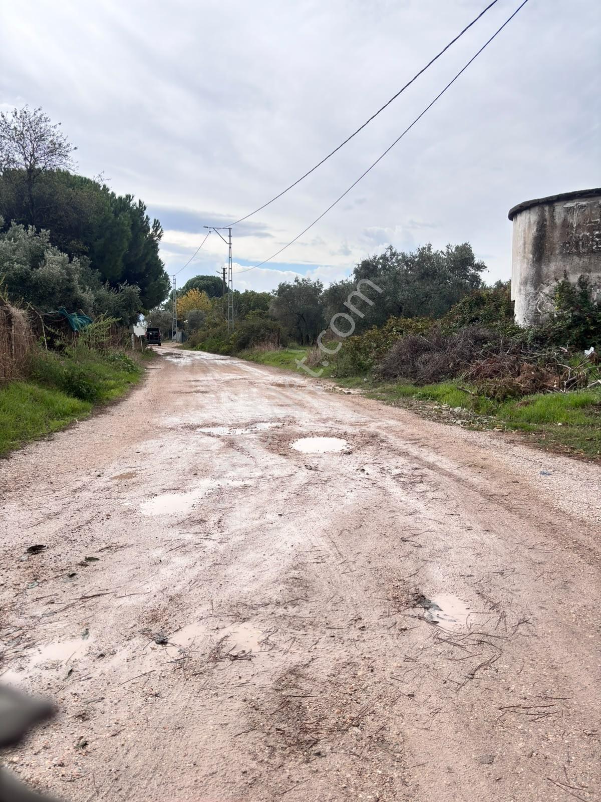 Pozitif'Ten Kastri'De Yolun Altında Satılık 561 M2 İmarlı Arsa