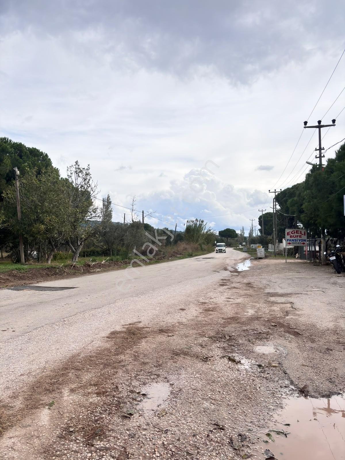 Pozitif'ten Kastri'de Yolun Altında Satılık 561 M2 İmarlı Arsa — fotoğraf 2