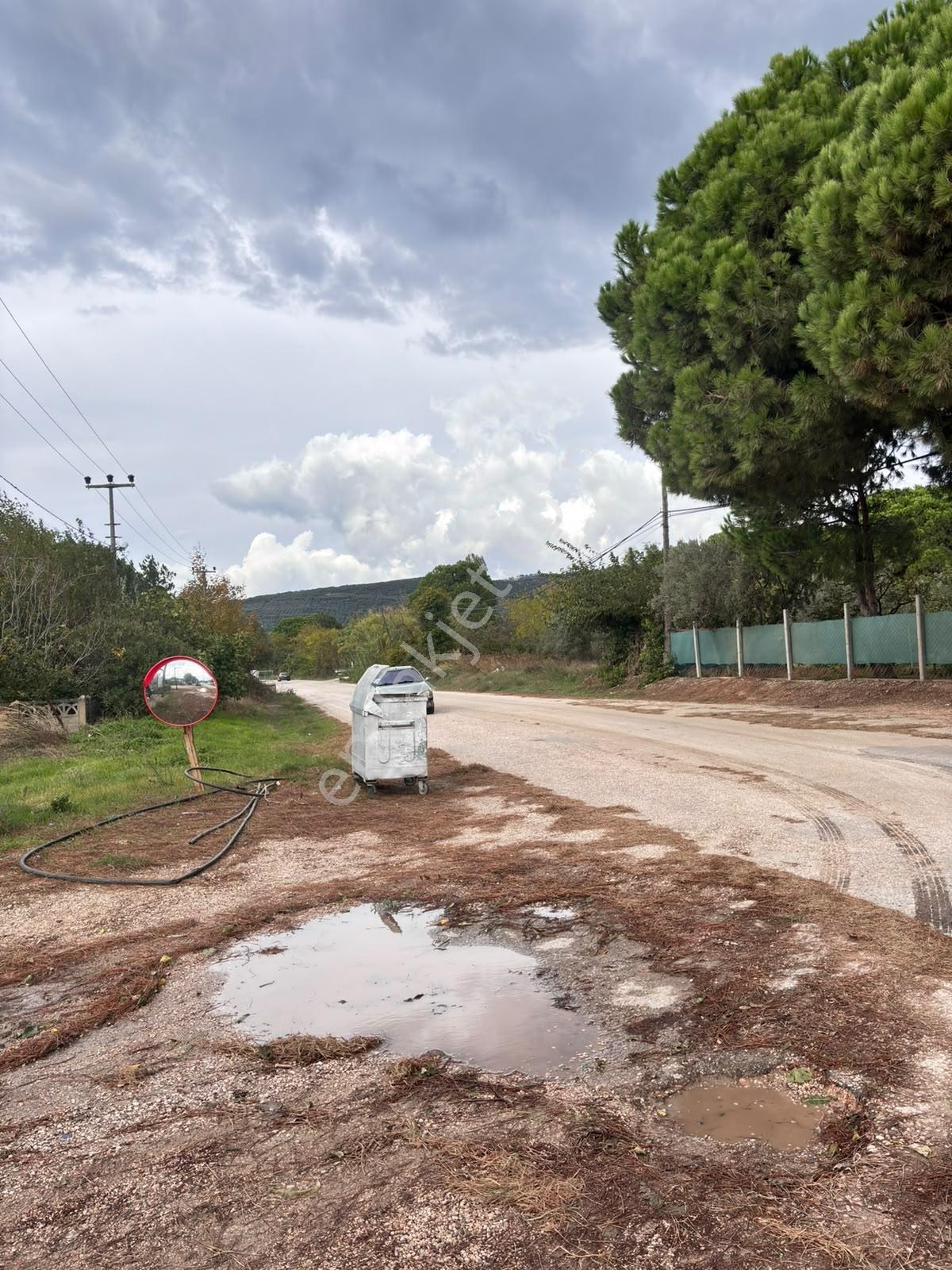 Pozitif'ten Kastri'de Yolun Altında Satılık 561 M2 İmarlı Arsa — fotoğraf 3