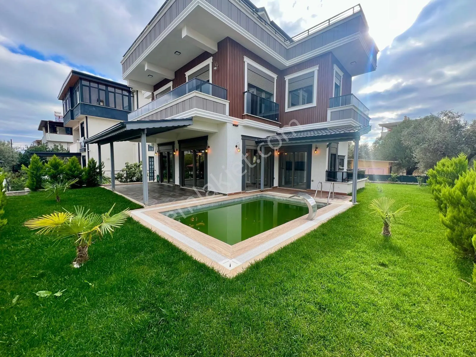 Aras Emlaktan Gürede Havuzlu Tam Müstakil 6+1 Villa
