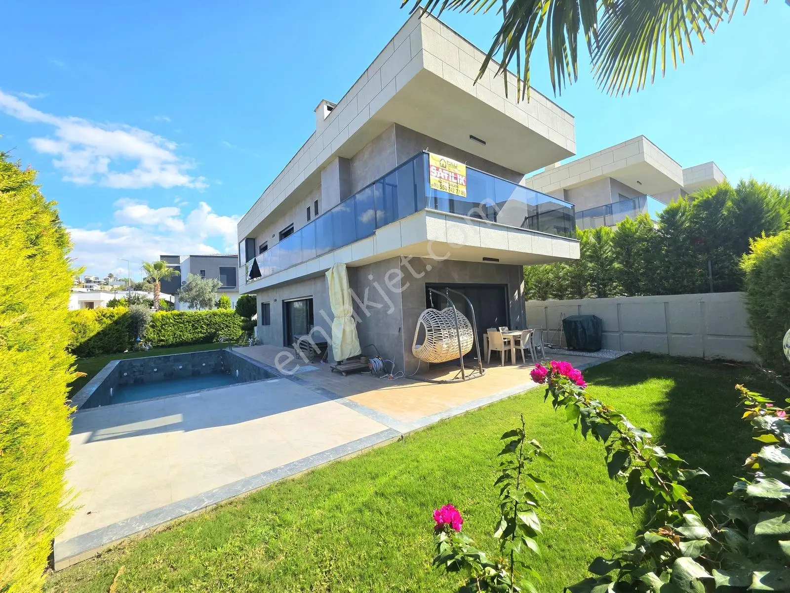 Kuşadası Karaova'Da 4+1 Müstakil Köşe Konum Satılık Villa