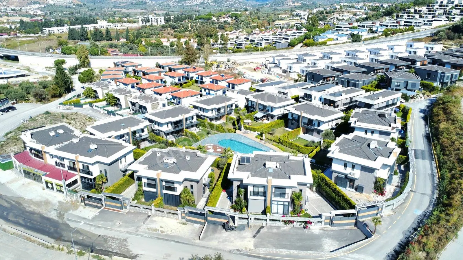 Kuşadası Karaova'da 4+1 Müstakil Köşe Konum Satılık Villa — fotoğraf 10