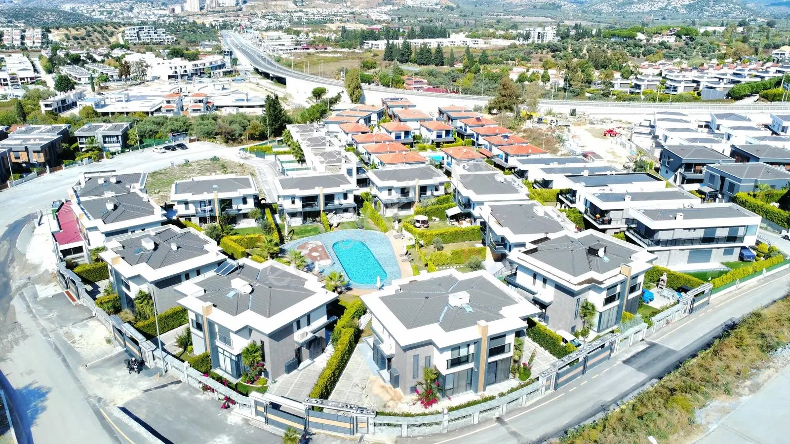 Kuşadası Karaova'da 4+1 Müstakil Köşe Konum Satılık Villa — fotoğraf 11