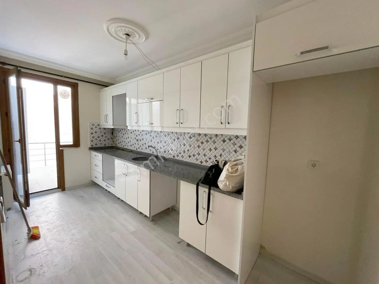 Mertcan'dan Kavakpınar Mah.iskanlı Cadde Üzeri Teraslı 2+1 Daire