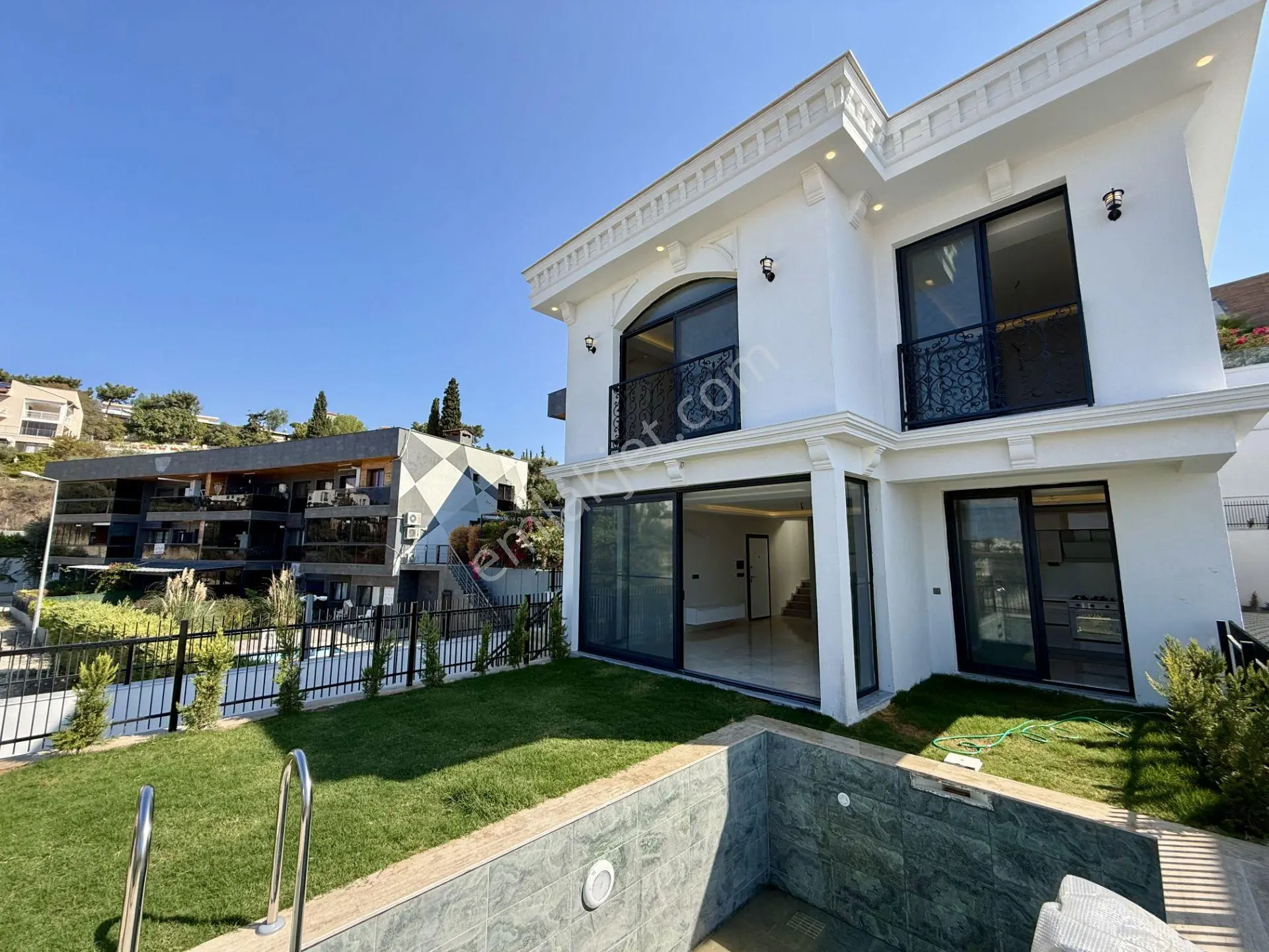 Kuşadası Kadınlar Denizi'nde Özel Havuzlu 4+1 Müstakil Villa