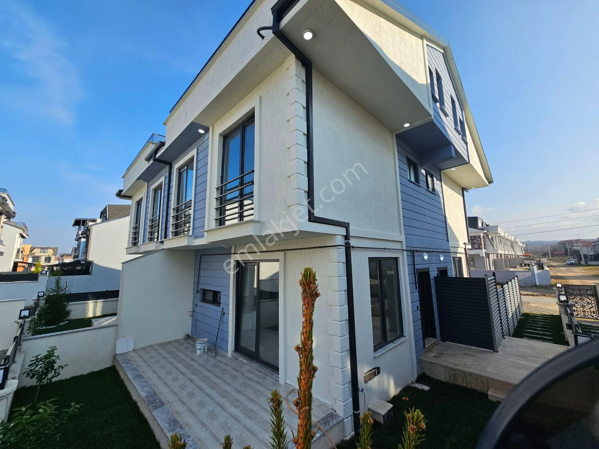 Denize Yürüme Mesafesinde, 3+1 Yerden Isıtmalı Bahçeli Villa