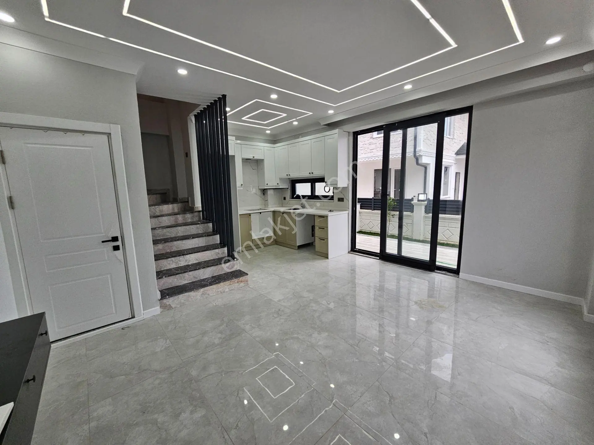 Denize Yürüme Mesafesinde, 3+1 Yerden Isıtmalı Bahçeli Villa — fotoğraf 8