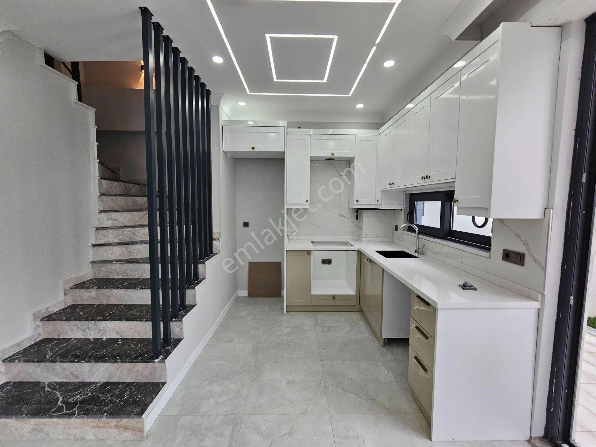 Denize Yürüme Mesafesinde, 3+1 Yerden Isıtmalı Bahçeli Villa — fotoğraf 13