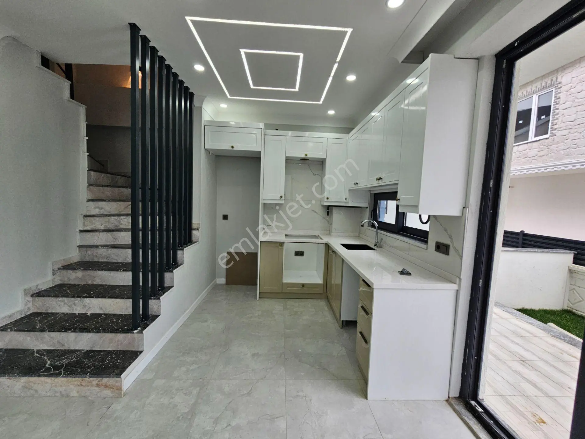 Denize Yürüme Mesafesinde, 3+1 Yerden Isıtmalı Bahçeli Villa — fotoğraf 14