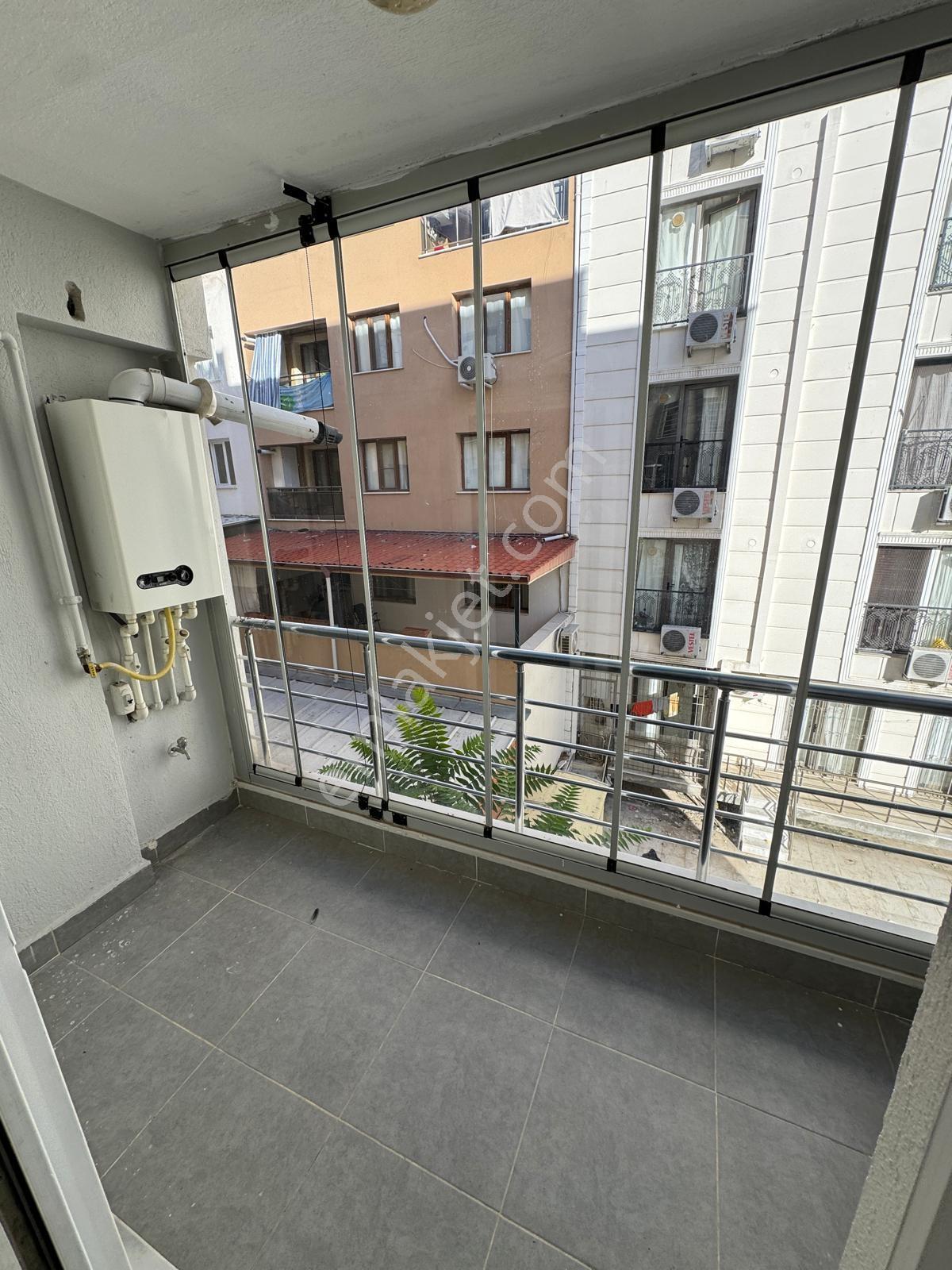 Zeki Emlak'tan Muradiyede Cam Balkonlu 2+1 Ara Kat Satılık Daire — fotoğraf 5