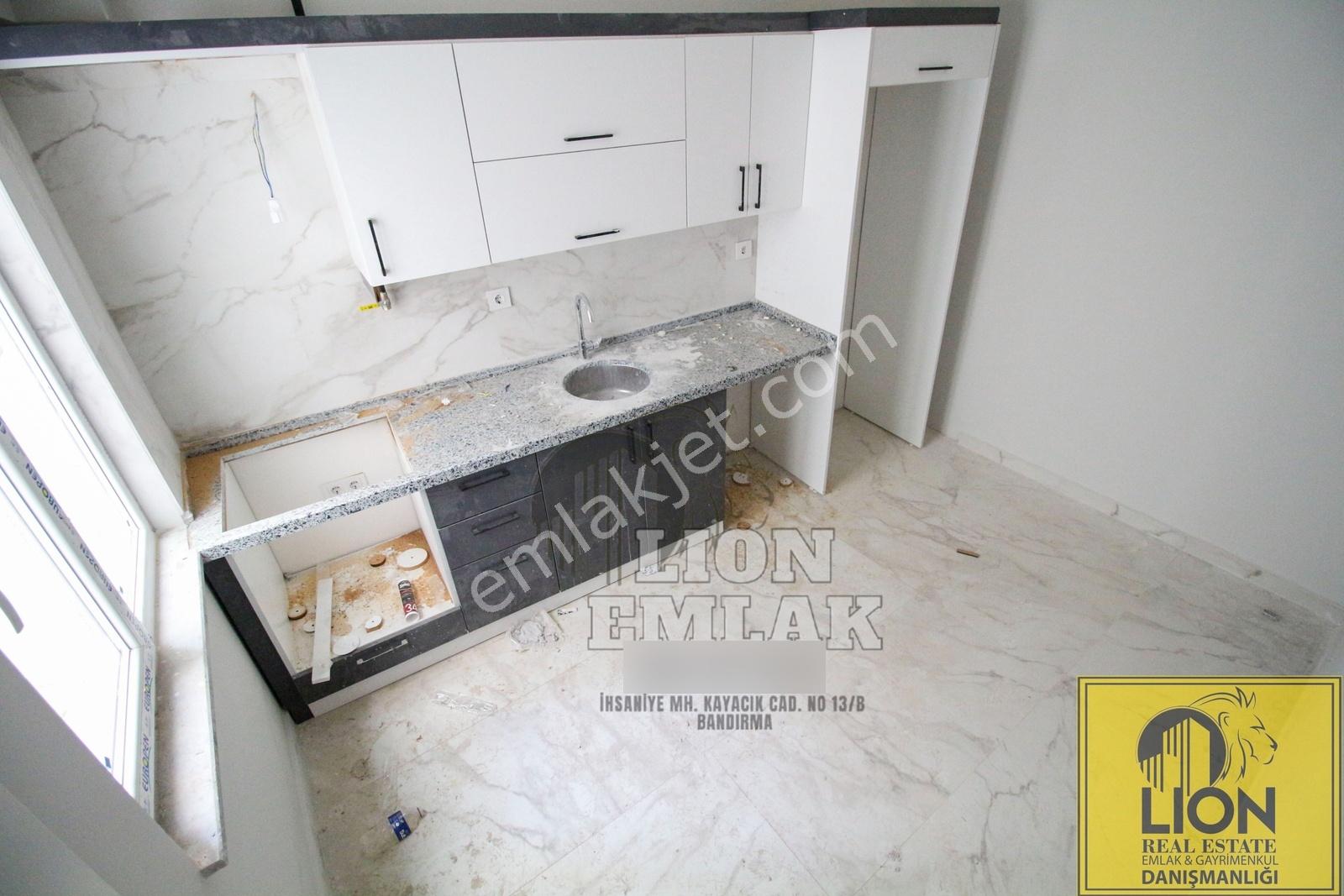 Lıon Emlak'tan Kayacık'ta Çift Banyo,balkonlu Satılık 2+1 Daire — fotoğraf 2