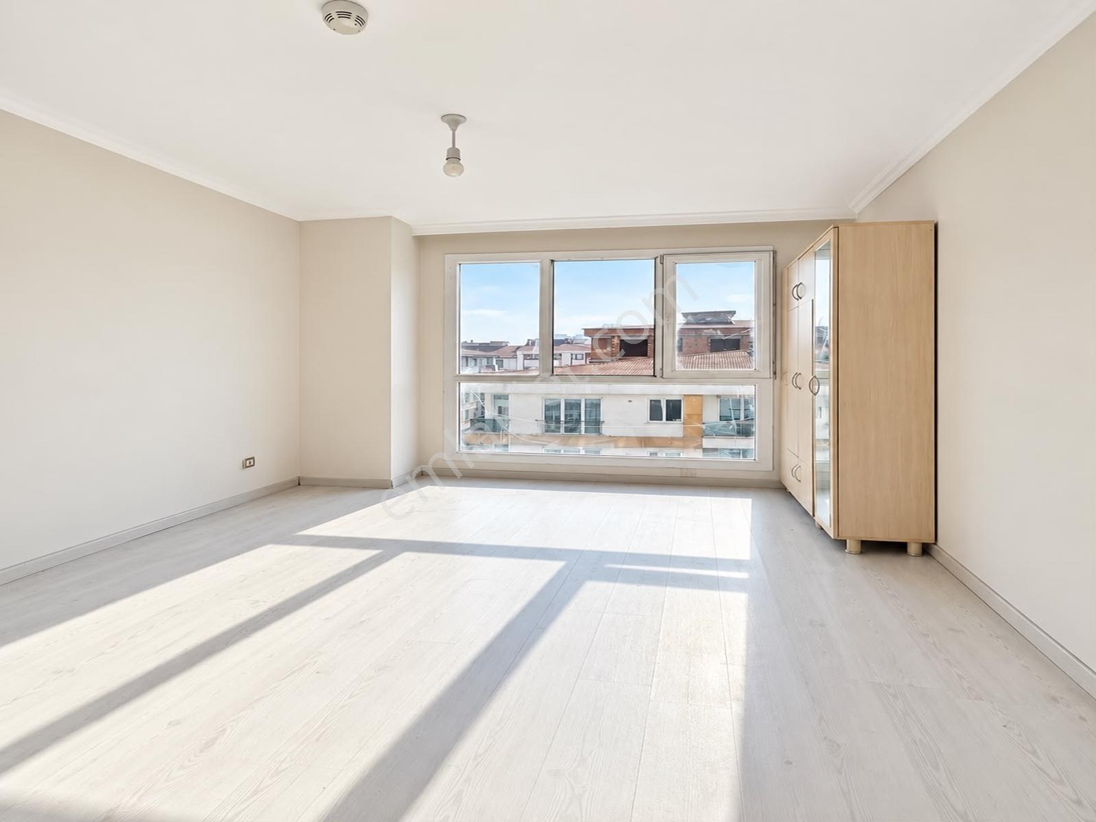Metrobüse Yakın Sitede Ultra Geniş 3+1 Satılık Arakat Daire — fotoğraf 4