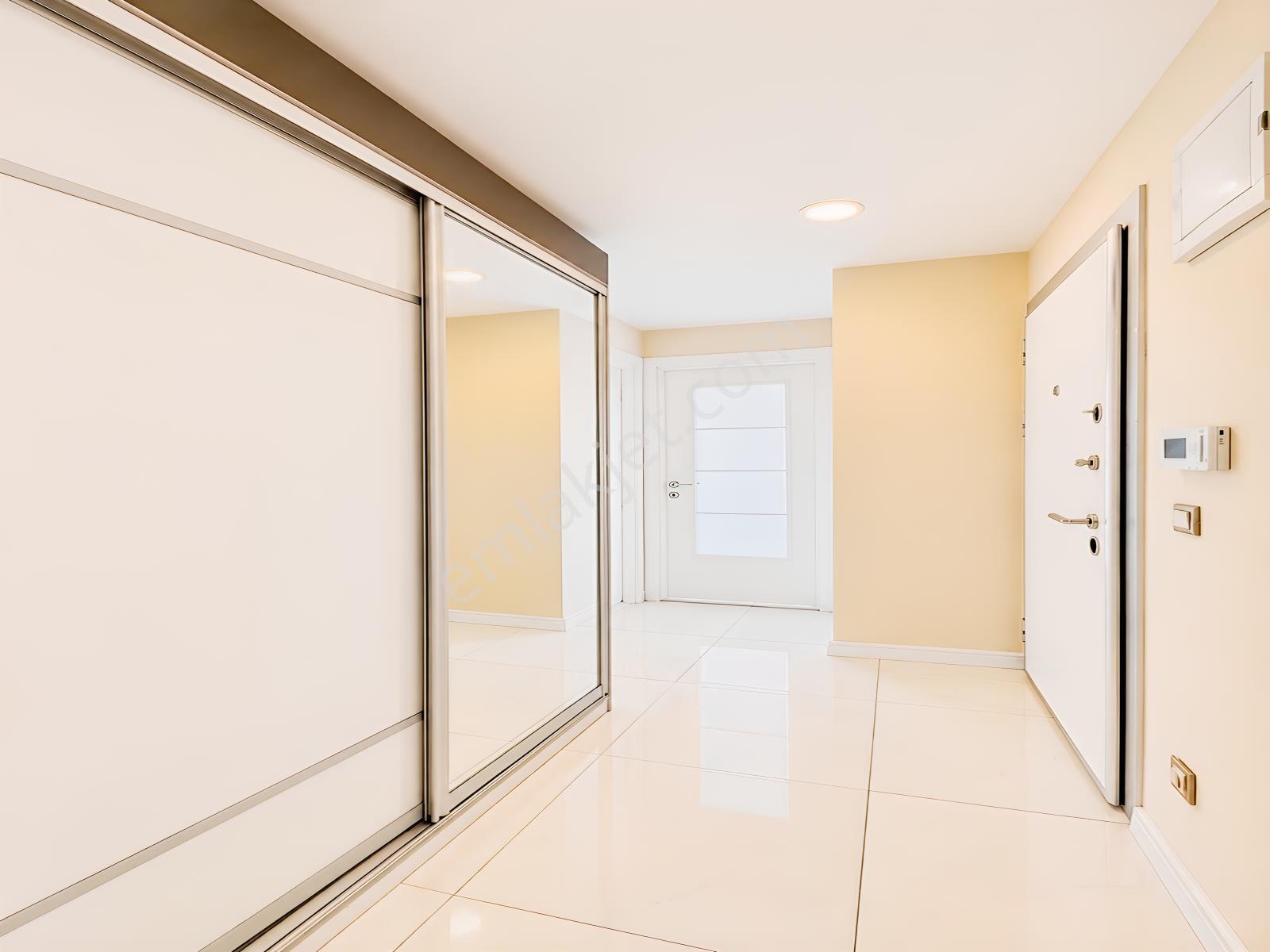 Metrobüse Yakın Sitede Ultra Geniş 3+1 Satılık Arakat Daire — fotoğraf 7