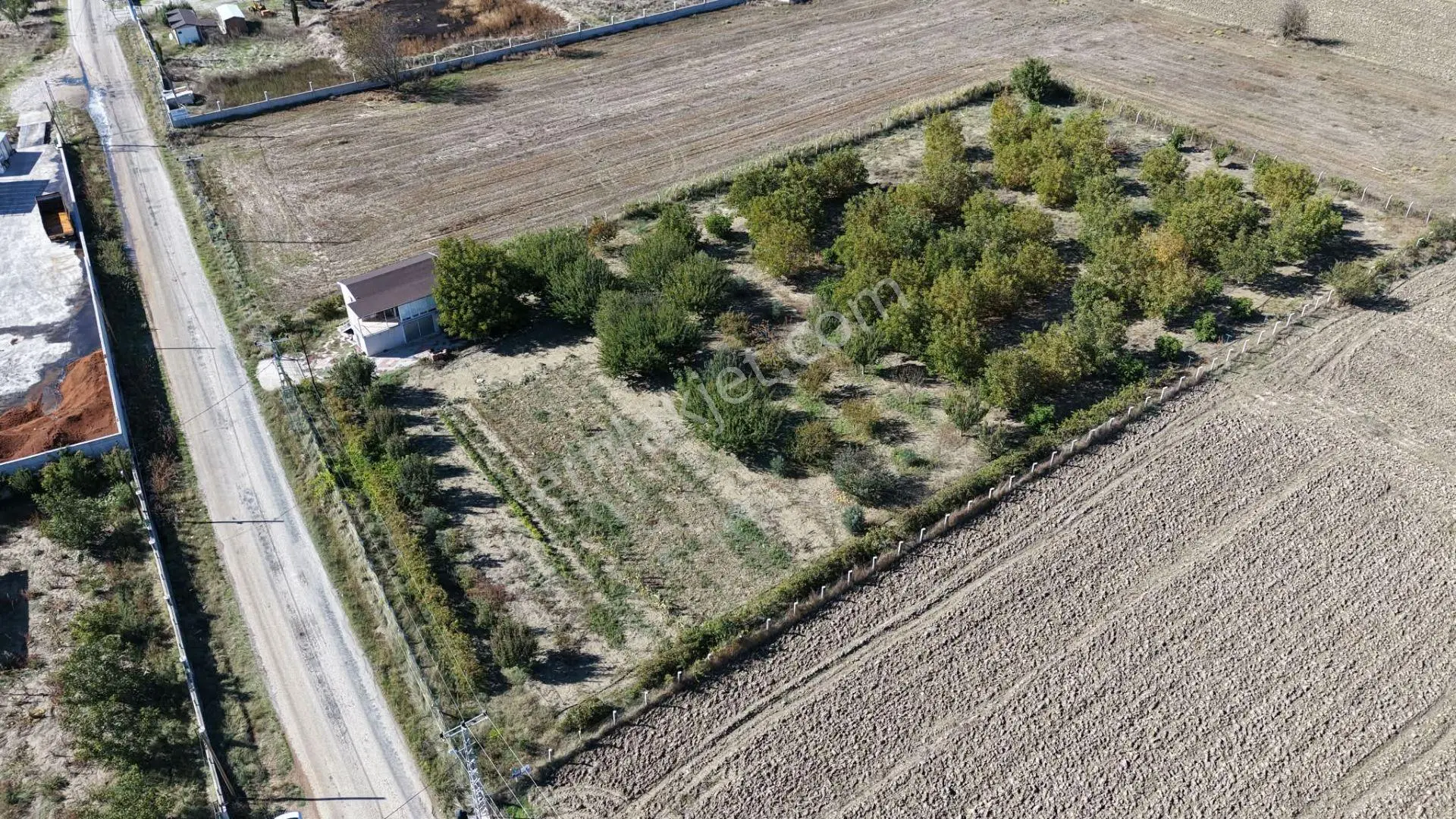 Burdur Bucak Karapınar'Da Satılık 6.855 M² Kurulu Düzen Bağ Evi Ve Meyve Bahçesi