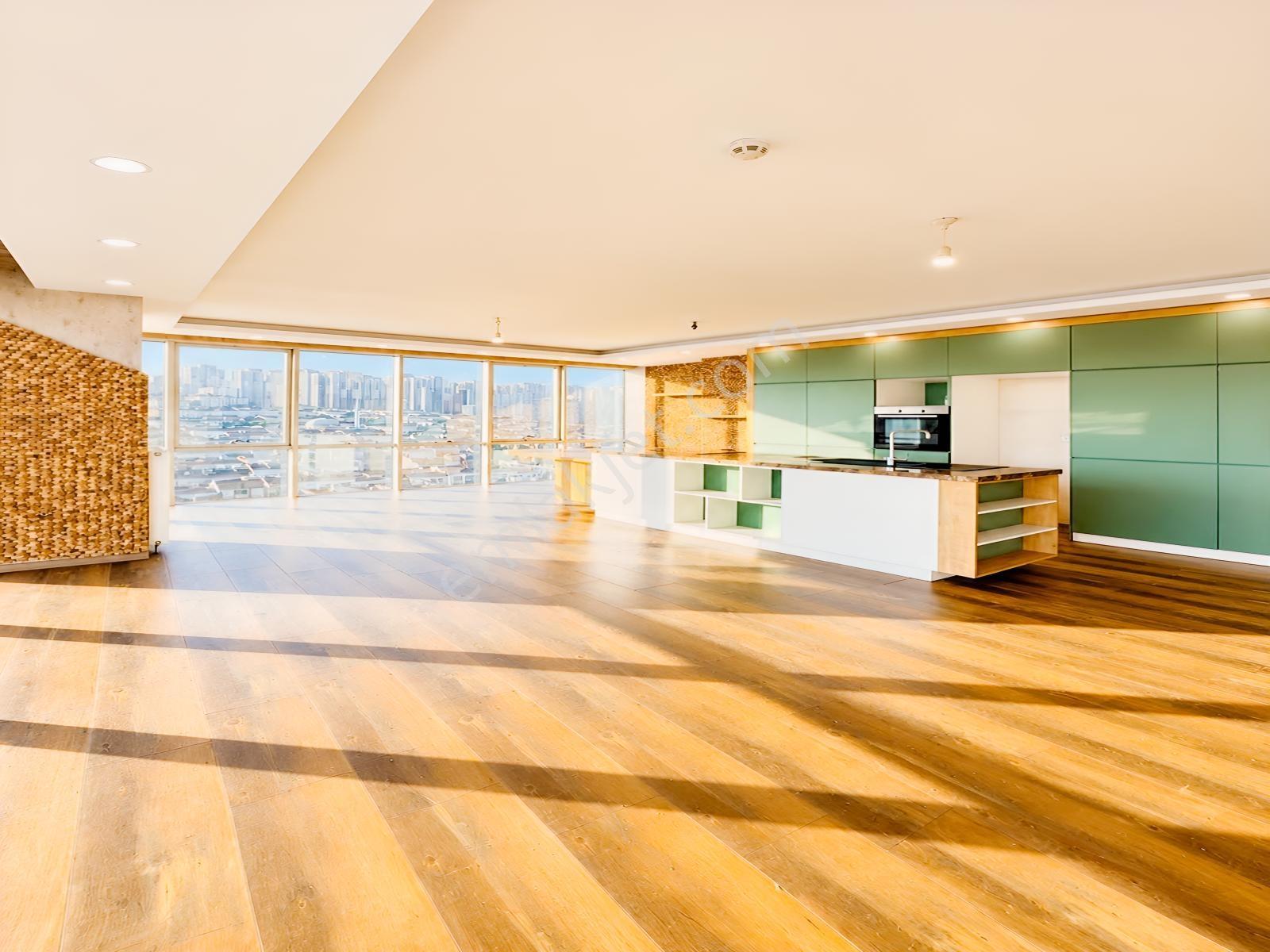 Metrobüse Yakın Lüks Sitede Penthouse Daire Ultra Geniş 2+1Daire