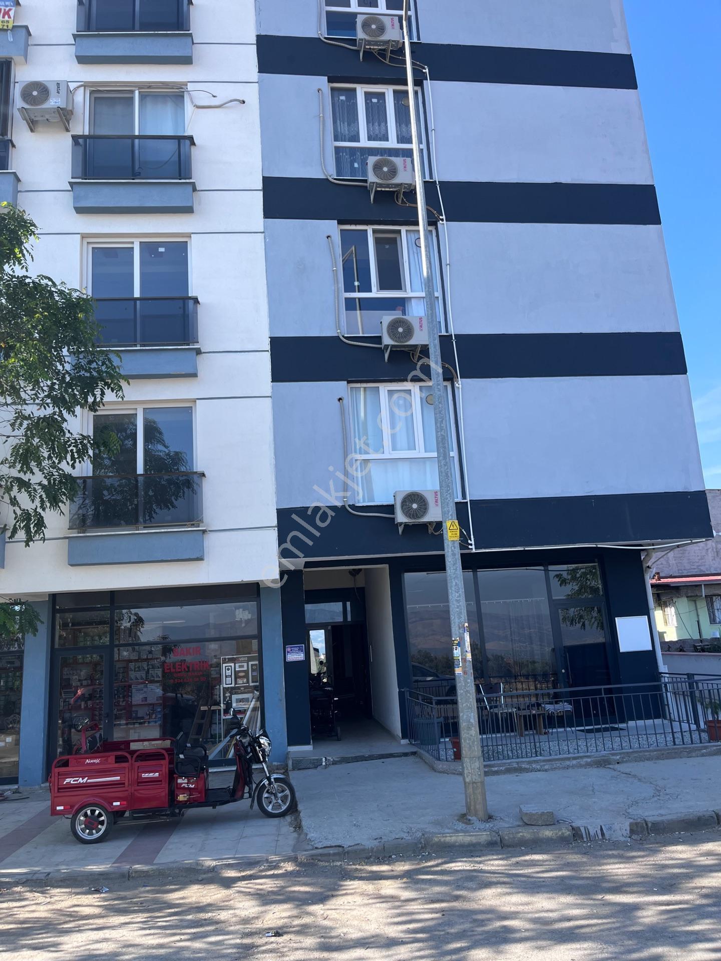 Alaşehir'de Satılık Eşyalı 1+1 Modern Daire — fotoğraf 2