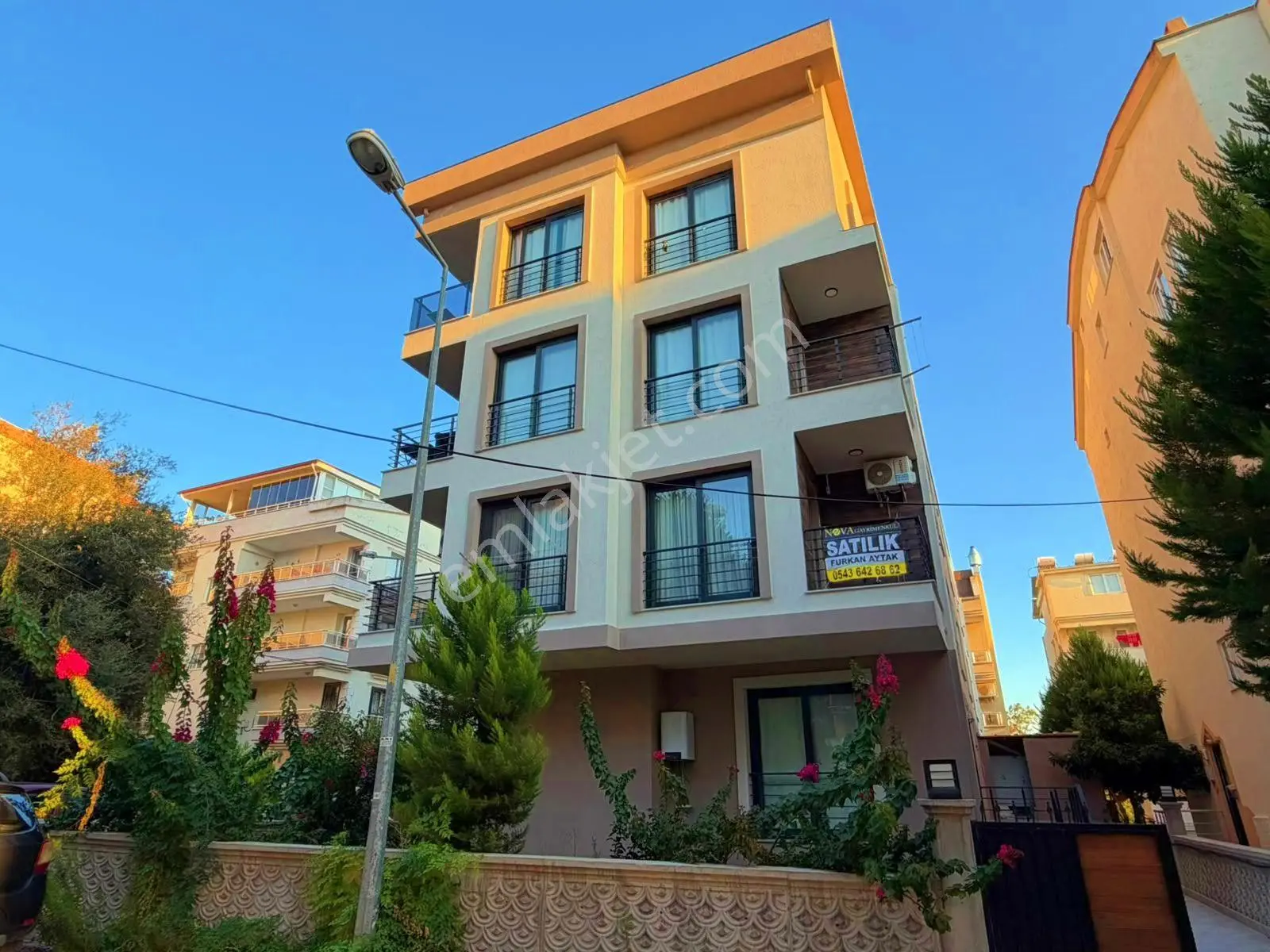 Didim Efeler 'De Emin Oto Arkasında Satılık Eşyalı 2+1 Daire