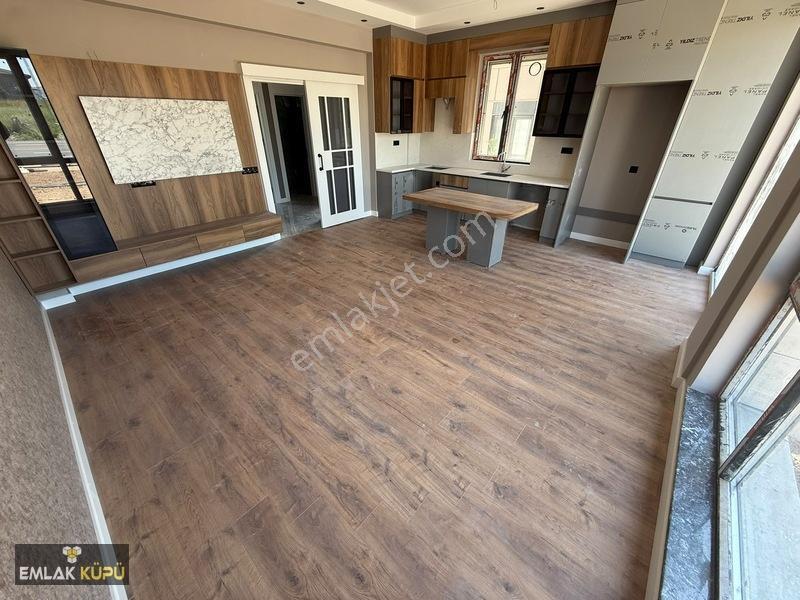 Bağlıca Mah.cadde Cepheye Çift Bahçeli 4+1 Satılık Villa — fotoğraf 2