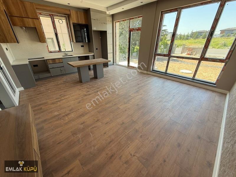 Bağlıca Mah.cadde Cepheye Çift Bahçeli 4+1 Satılık Villa — fotoğraf 4