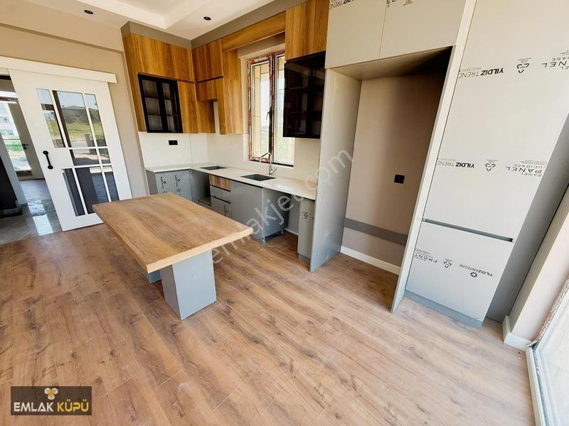 Bağlıca Mah.cadde Cepheye Çift Bahçeli 4+1 Satılık Villa — fotoğraf 8