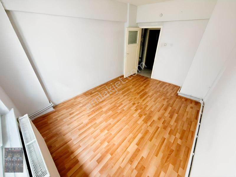 Es'as'tan İstasyon Mahallesinde 3+1 Okul Yakını Satılık Daire — fotoğraf 3