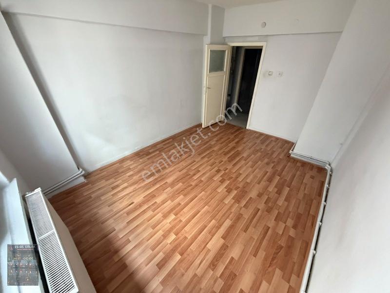Es'as'tan İstasyon Mahallesinde 3+1 Okul Yakını Satılık Daire — fotoğraf 4