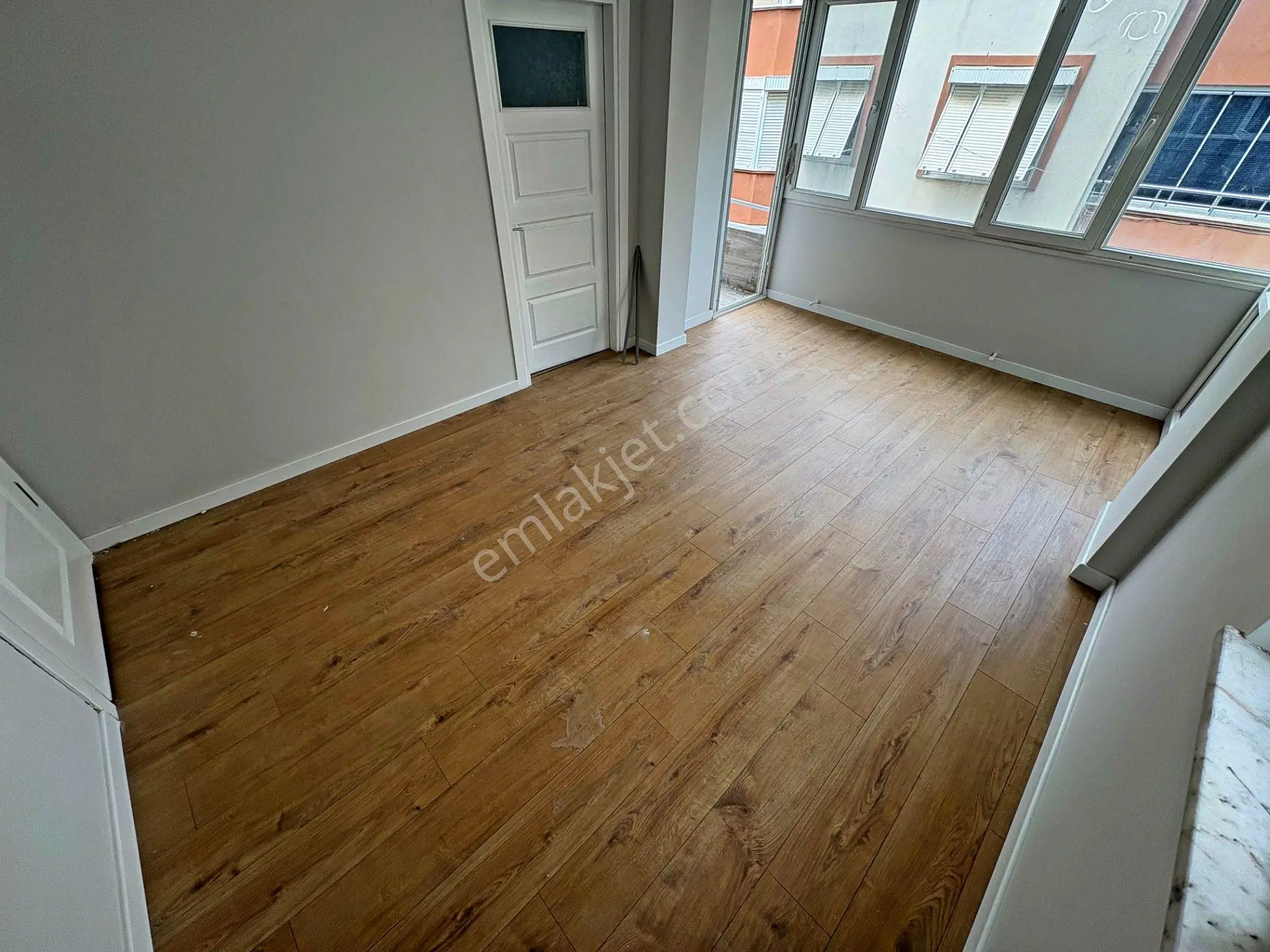 Aktiften Akçay Merkez'de Satılık Full Yapılı 3+1 Çift Balkonlu Arakat Daire — fotoğraf 3