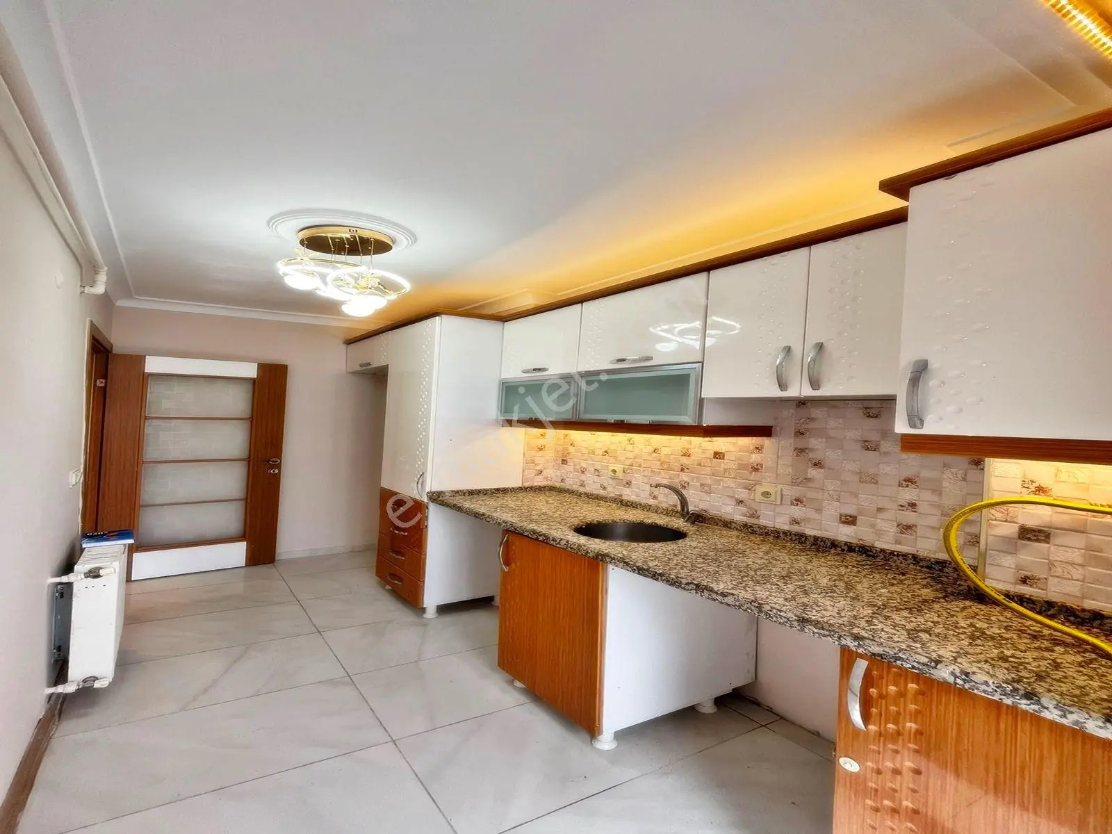 Esenyurt Mehterçeşme'de 2+1 Dekoratif Detaylı Satılık Daire — fotoğraf 3