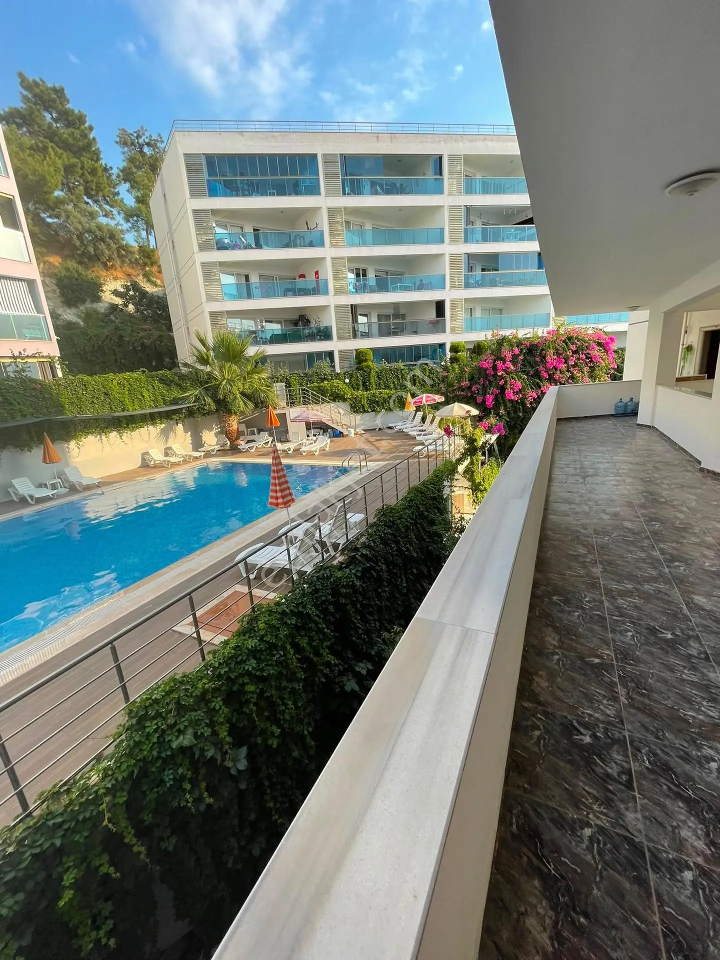 Havuzlu Sitede 2+1 Ara Kat Satılık Daire
