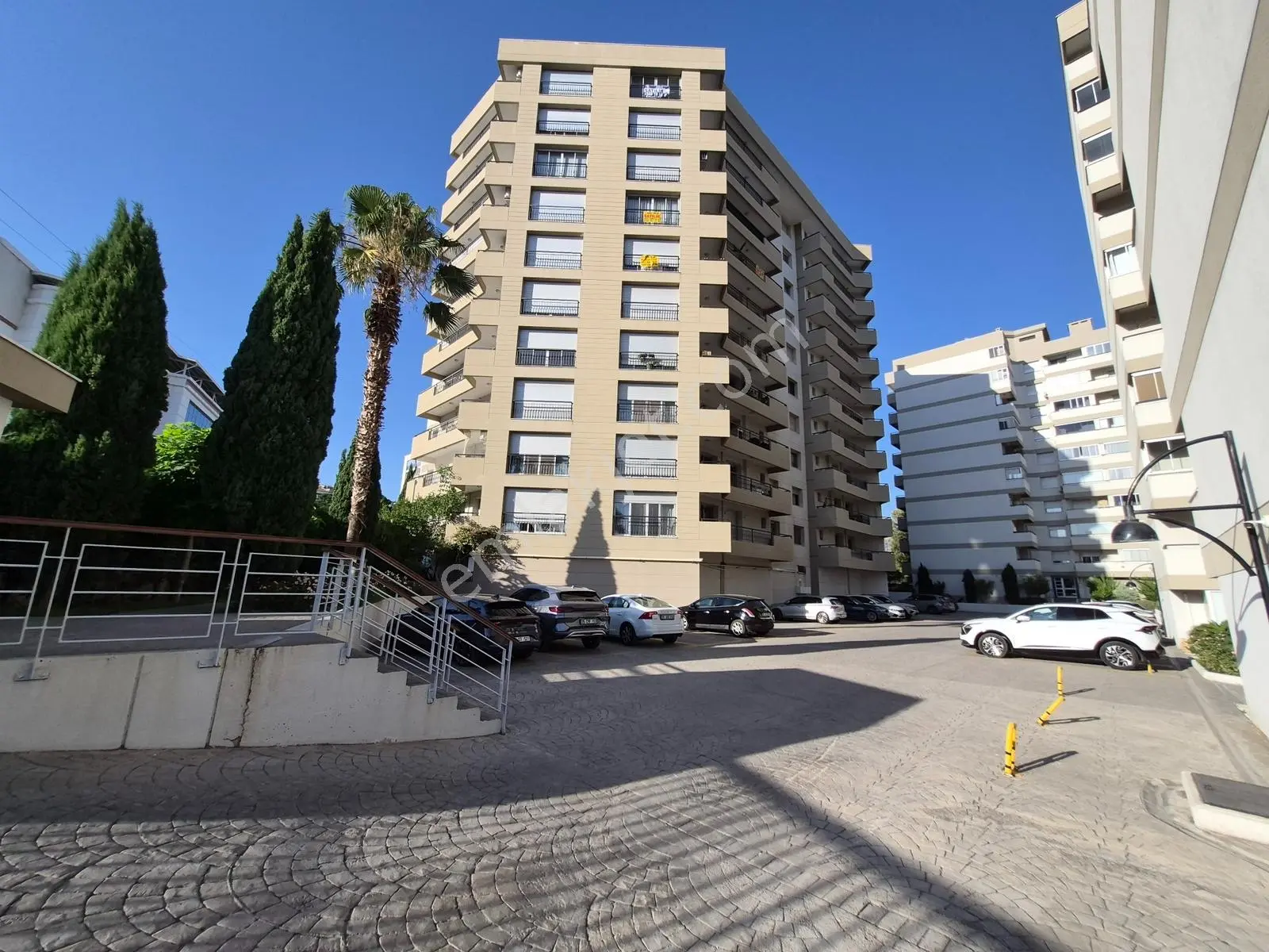 Karşıyaka Trioevler Sitesinde Satılık 3+1 165 M2 Daire Kanıt Eml