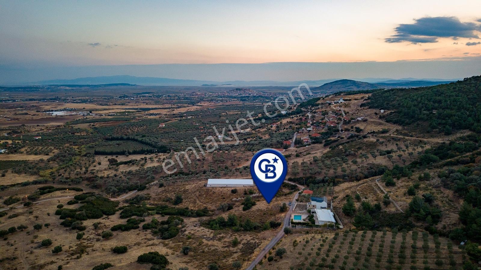 Foça Kocamehmetler'de Müstakil Tapulu Yola Cepheli Satılık Tarla — fotoğraf 2