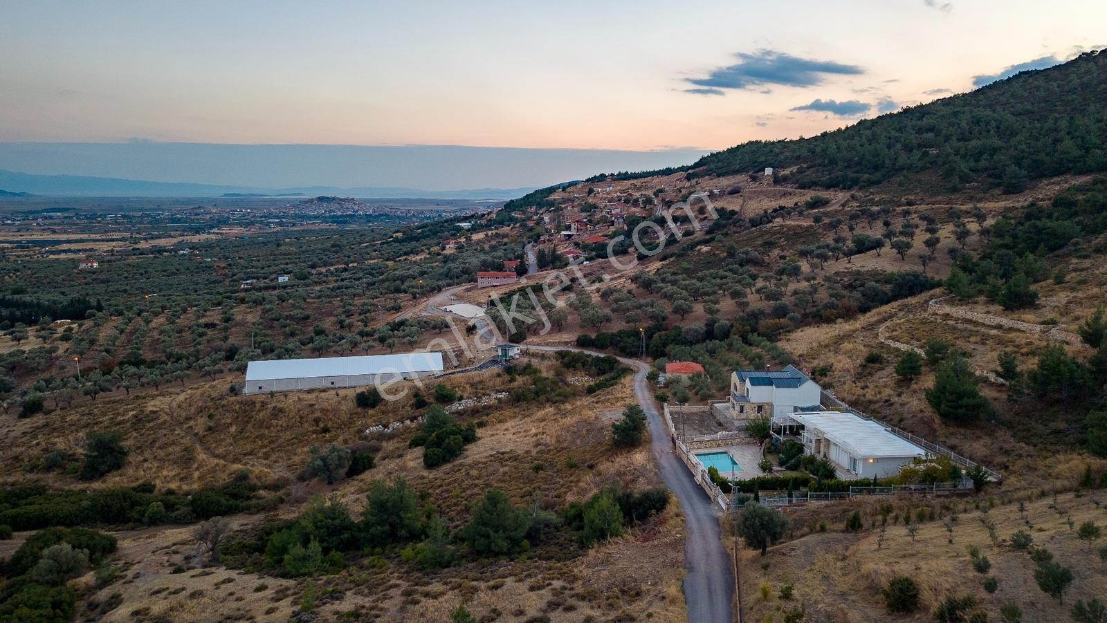 Foça Kocamehmetler'de Müstakil Tapulu Yola Cepheli Satılık Tarla — fotoğraf 16
