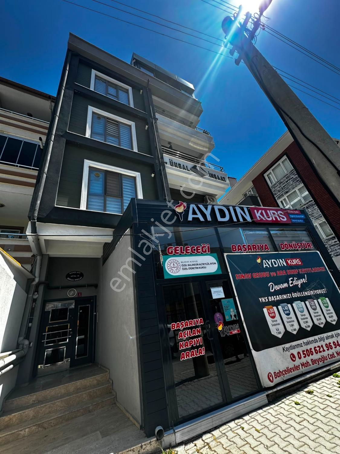 Remax Mid'Den 100.Yıl Teknik Lise Caddesi Üzerinde 2+1 Satılık Daire