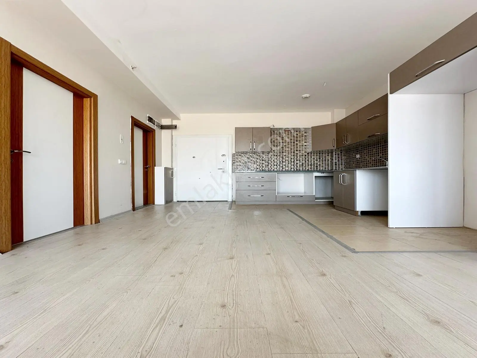 Cumhuriyet Mahallesi Havuzlu+güvenlikli Site İçi 1+1 Daire ! — fotoğraf 3