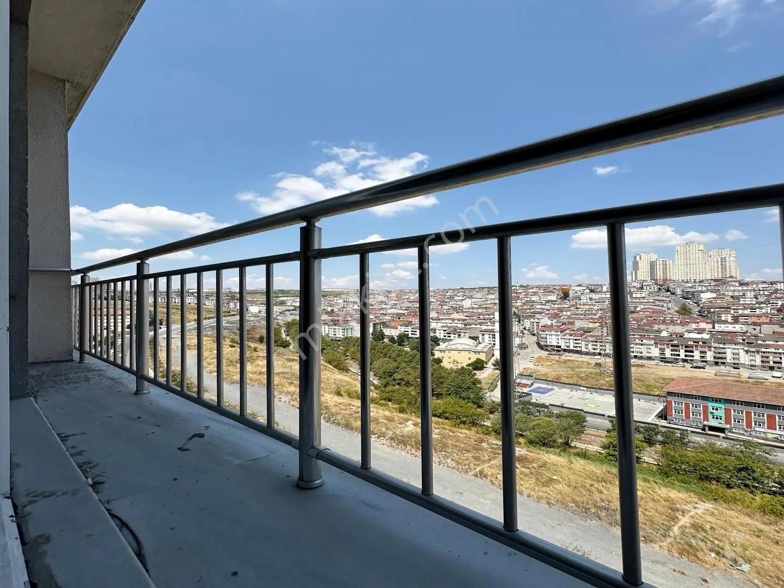 Cumhuriyet Mahallesi Havuzlu+güvenlikli Site İçi 1+1 Daire ! — fotoğraf 4