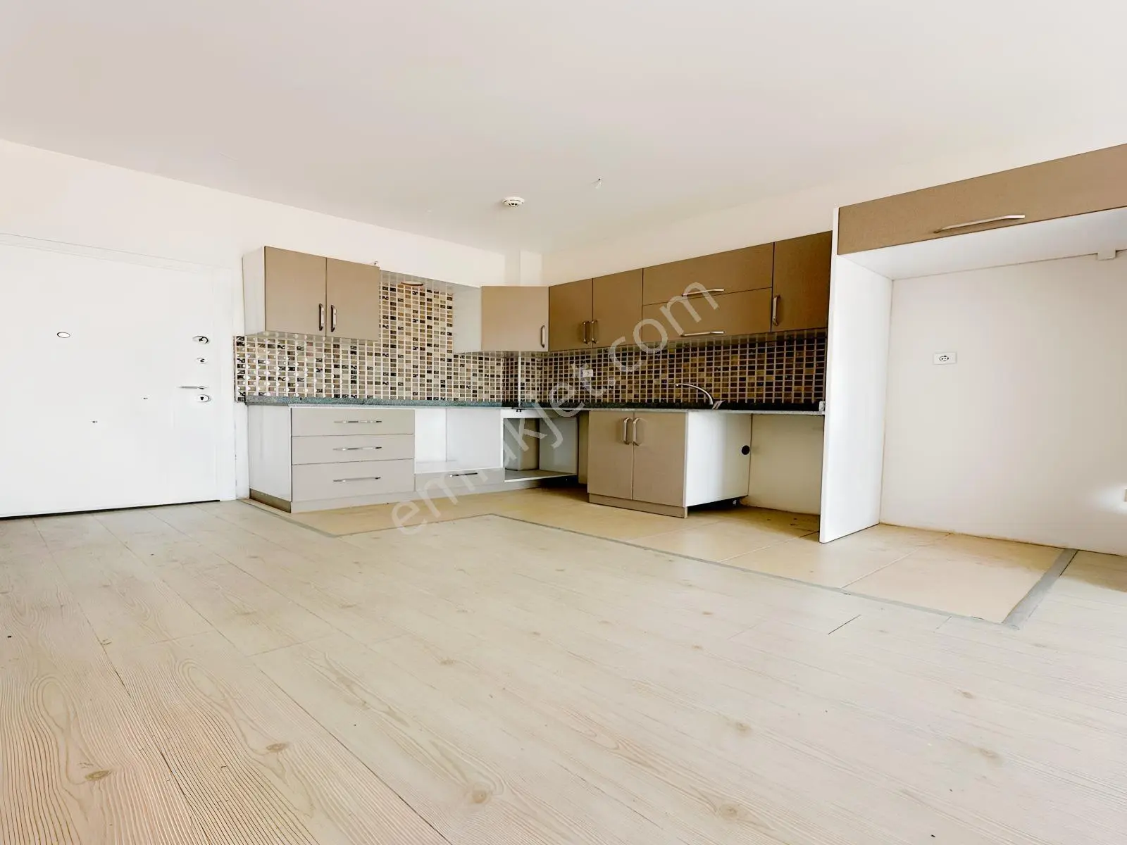 Cumhuriyet Mahallesi Havuzlu+güvenlikli Site İçi 1+1 Daire ! — fotoğraf 16