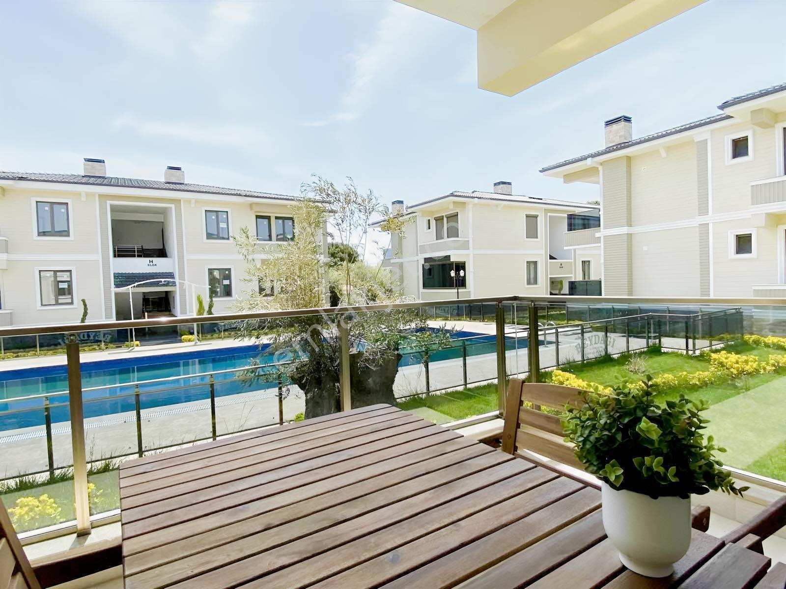 Güçlü Kardeşler Havuzlu Site İçerisinde Denize 150m 2+1 Daire — fotoğraf 2