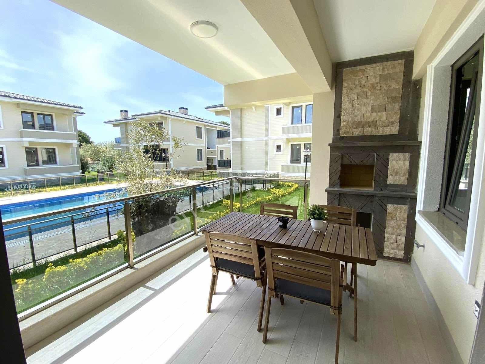 Güçlü Kardeşler Havuzlu Site İçerisinde Denize 150m 2+1 Daire — fotoğraf 3
