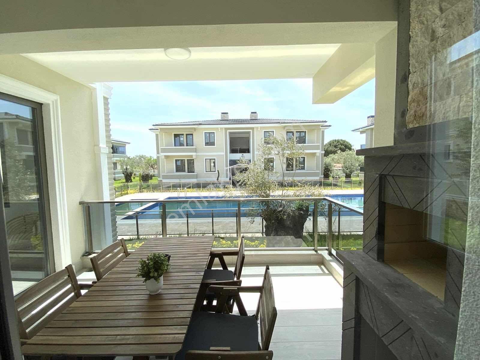 Güçlü Kardeşler Havuzlu Site İçerisinde Denize 150m 2+1 Daire — fotoğraf 4