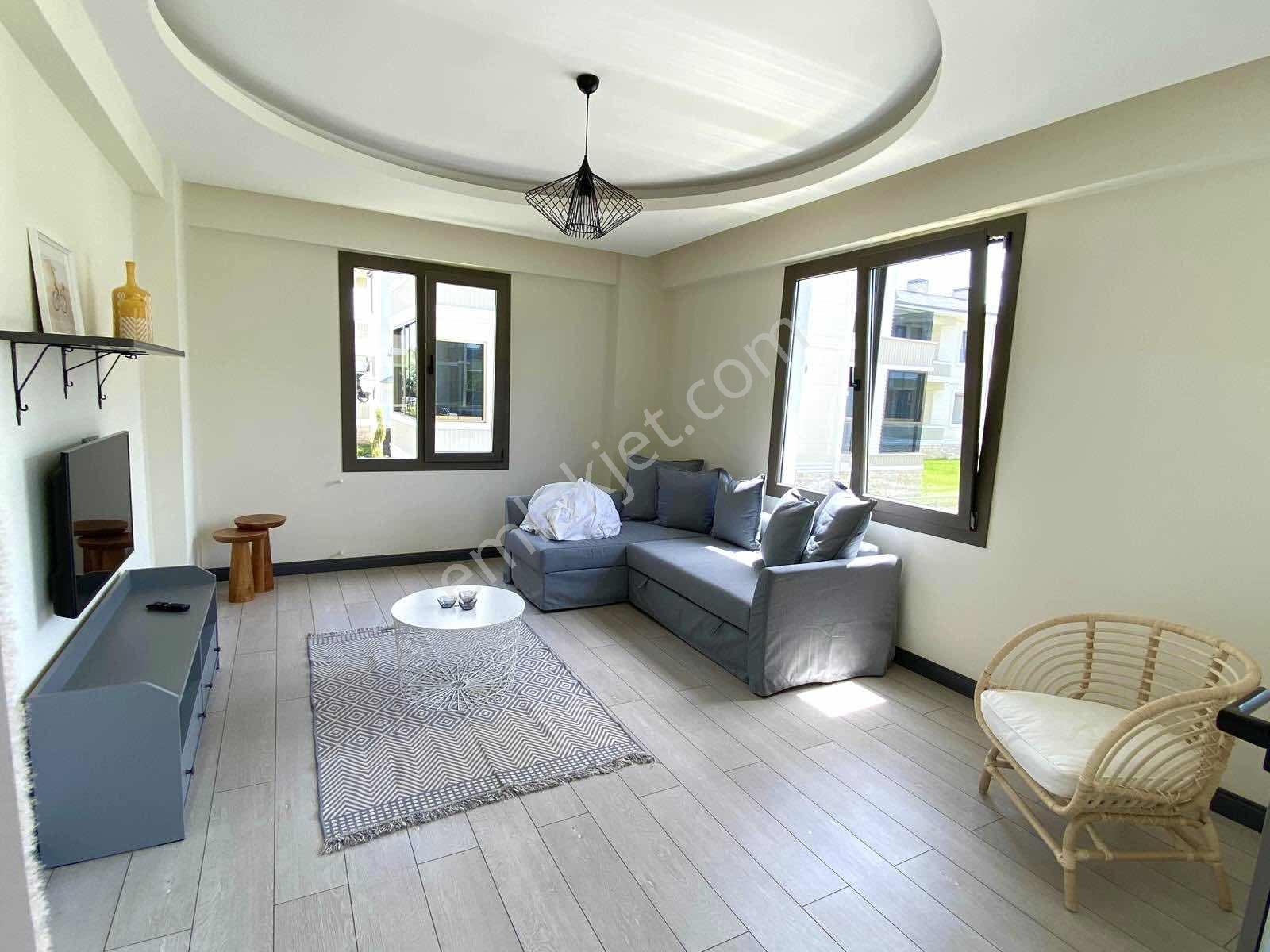 Güçlü Kardeşler Havuzlu Site İçerisinde Denize 150m 2+1 Daire — fotoğraf 7
