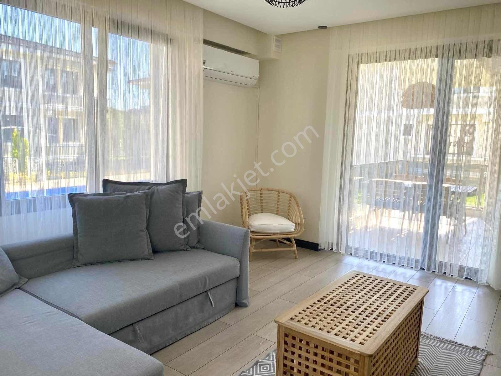 Güçlü Kardeşler Havuzlu Site İçerisinde Denize 150m 2+1 Daire — fotoğraf 9