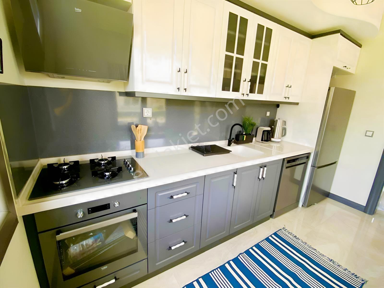 Güçlü Kardeşler Havuzlu Site İçerisinde Denize 150m 2+1 Daire — fotoğraf 13