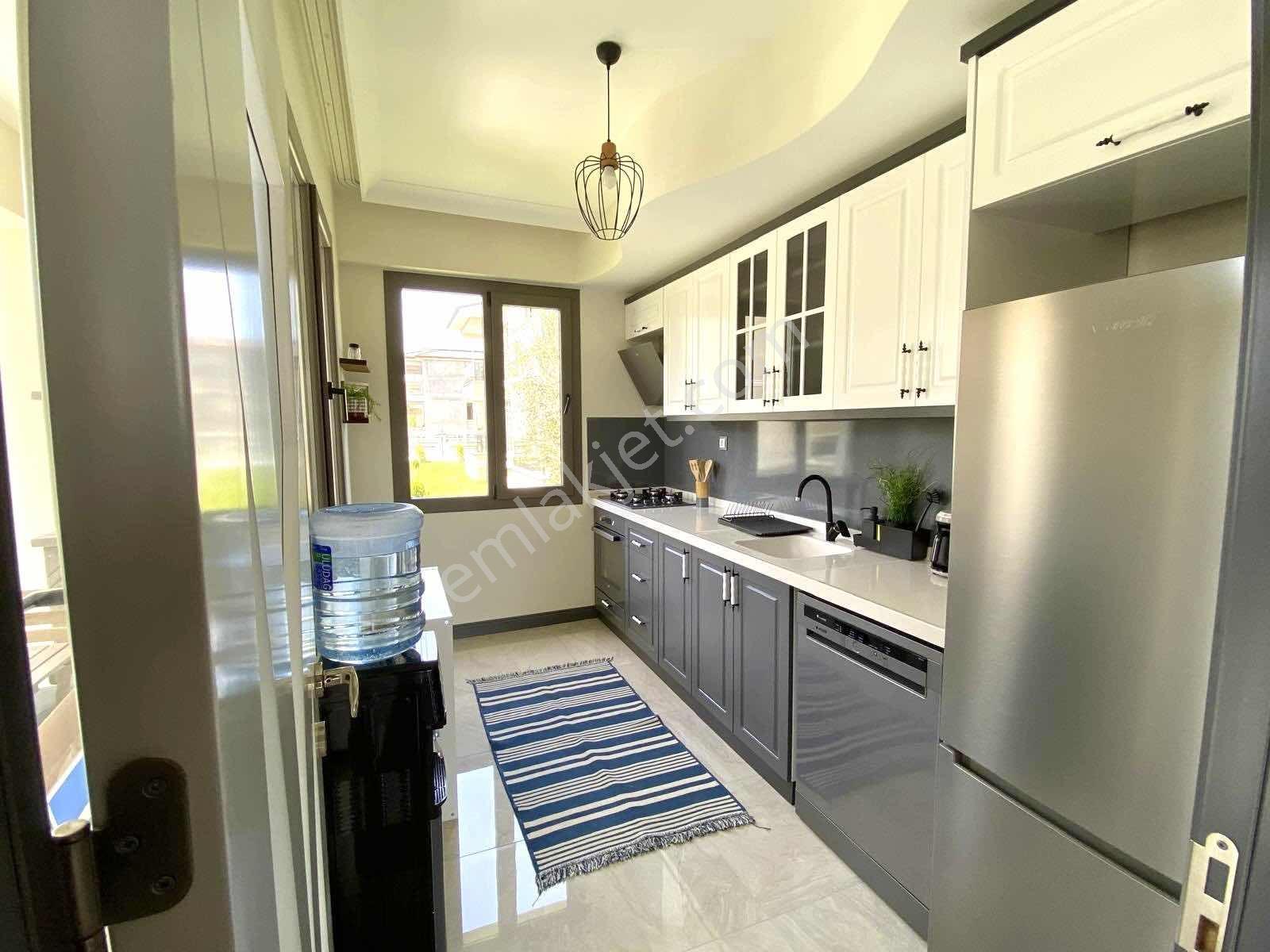 Güçlü Kardeşler Havuzlu Site İçerisinde Denize 150m 2+1 Daire — fotoğraf 14