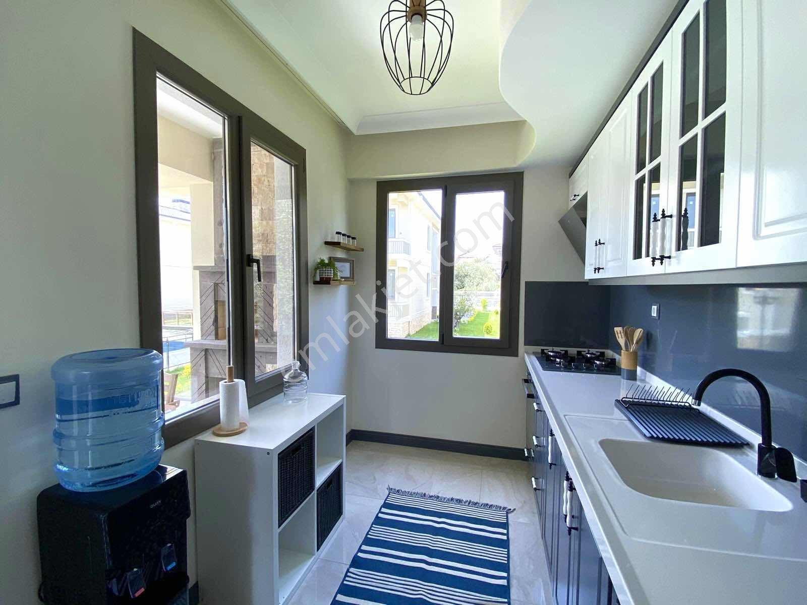 Güçlü Kardeşler Havuzlu Site İçerisinde Denize 150m 2+1 Daire — fotoğraf 16